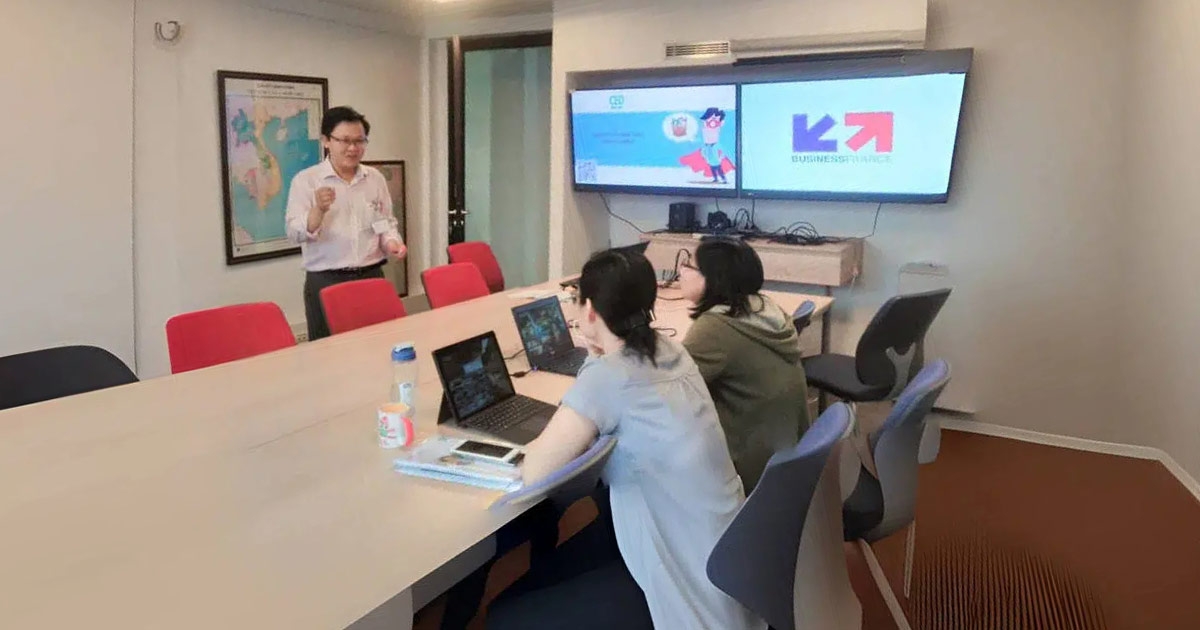 Dao Tao Ai Digital Marketing Cho Lanh Su Quan Phap 01