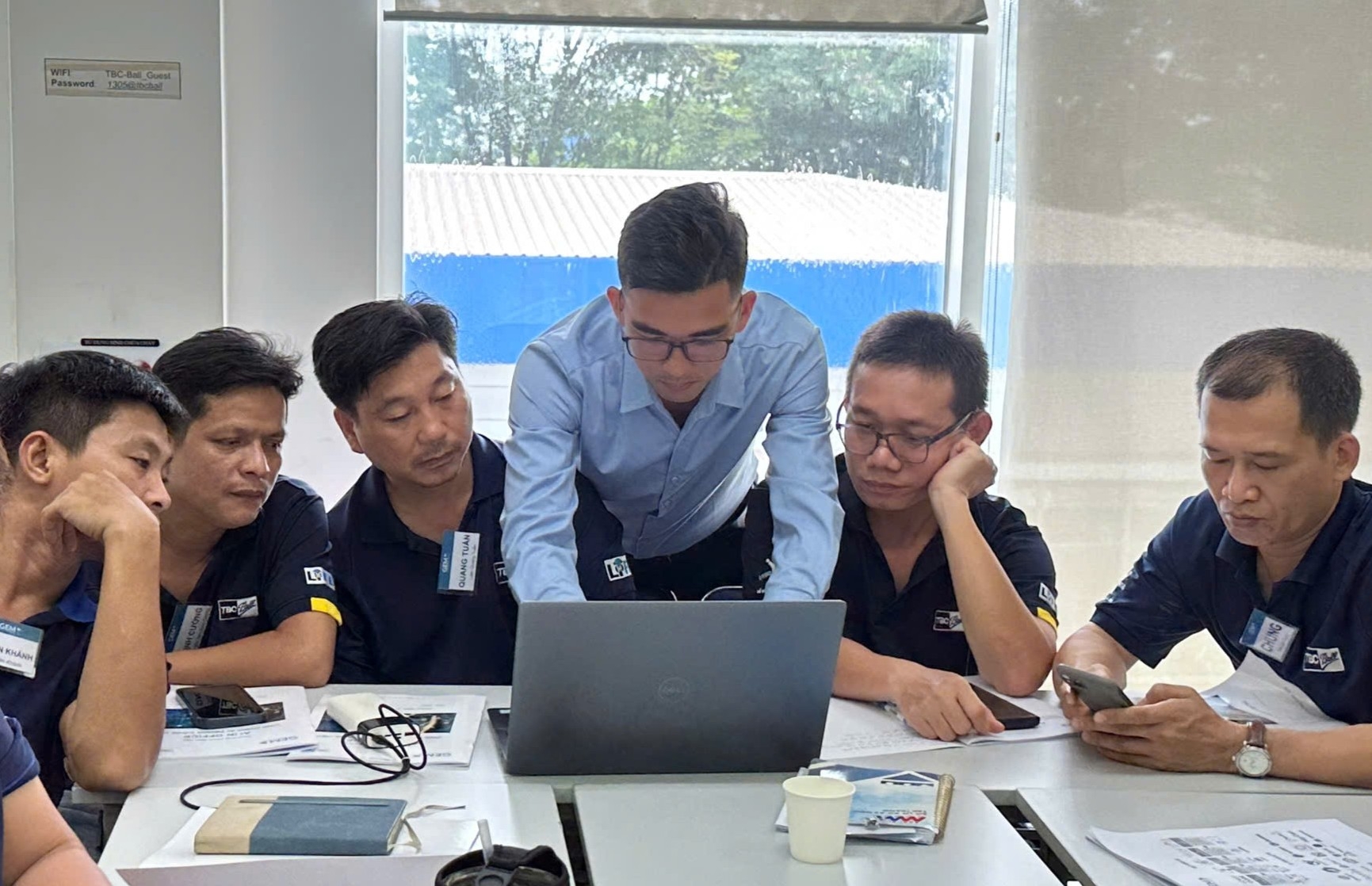Trợ giảng Hồ Hoàng Hiếu hỗ trợ học AI cho các kỹ sư tại TBC Ball